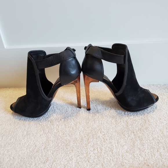 BCBG heels - Picture 1 of 5